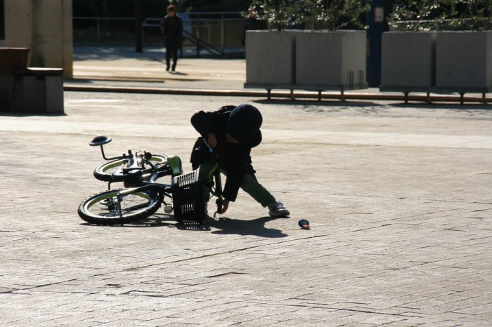 Ce gosse trop mignon venait de faire tomber son vélo. Pas d'inquiétude, y a que le vélo qui est tombé. L'enfant n'a rien eu.