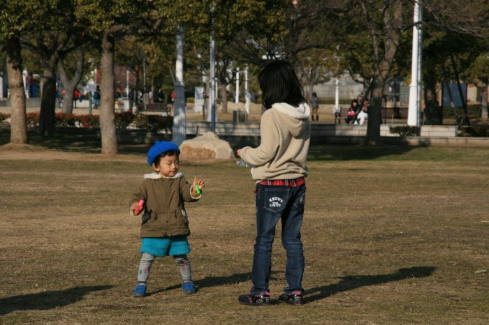 Cette famille jouait à faire des bulles. Il y en avait partout de ce coté du parc.